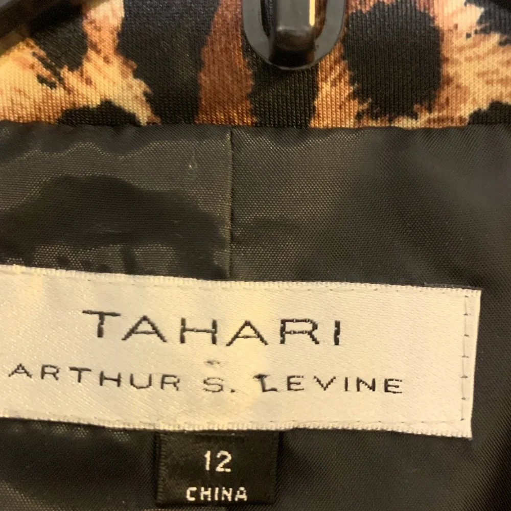 Tahari animal print soft comfy jacket.  Size 12 - Picture 3 of 5